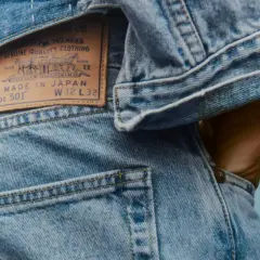 Zbliżenie na metkę jeansów Levi's z napisem "Made in Japan". Zastanawiasz się, jak często prać jeansy, by zachowały swój wygląd?